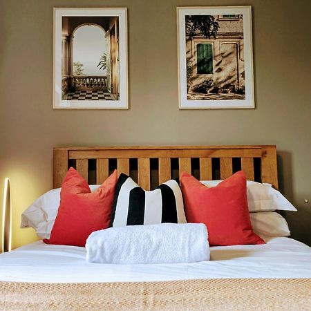 Grassmere - 3 Bed House With Private Garden ฮอร์เลย์ ภายนอก รูปภาพ