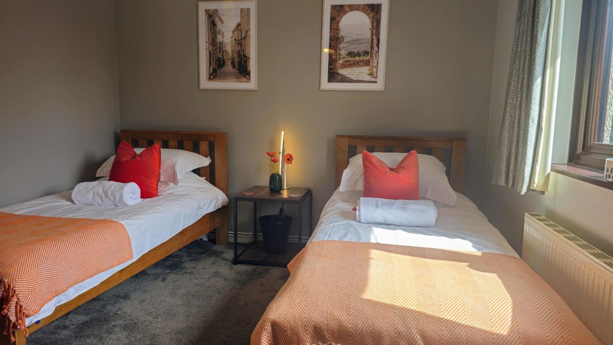 Grassmere - 3 Bed House With Private Garden ฮอร์เลย์ ภายนอก รูปภาพ