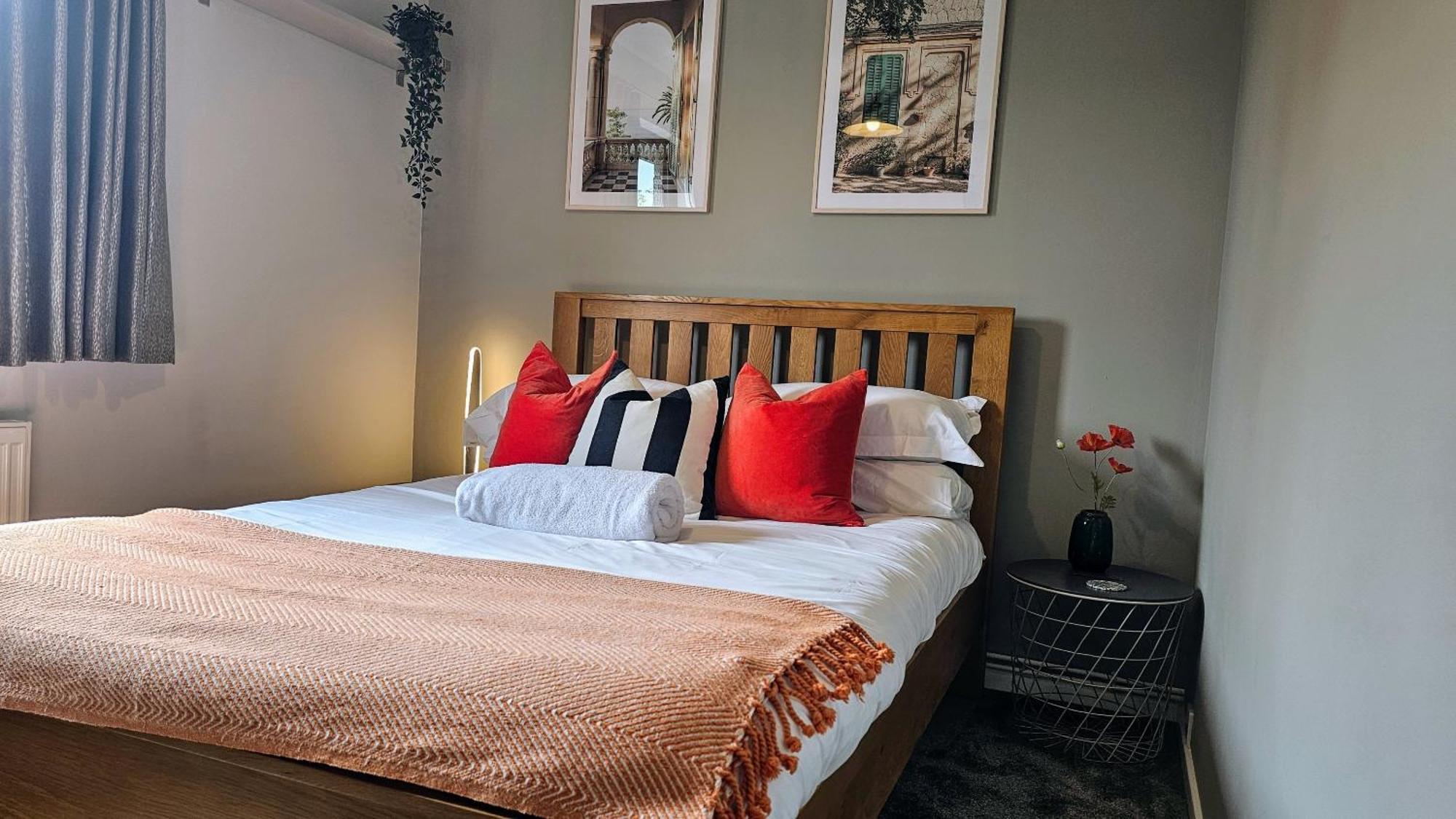 Grassmere - 3 Bed House With Private Garden ฮอร์เลย์ ภายนอก รูปภาพ